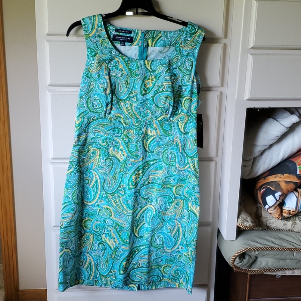 Women’s sleeveless, paisley short dress